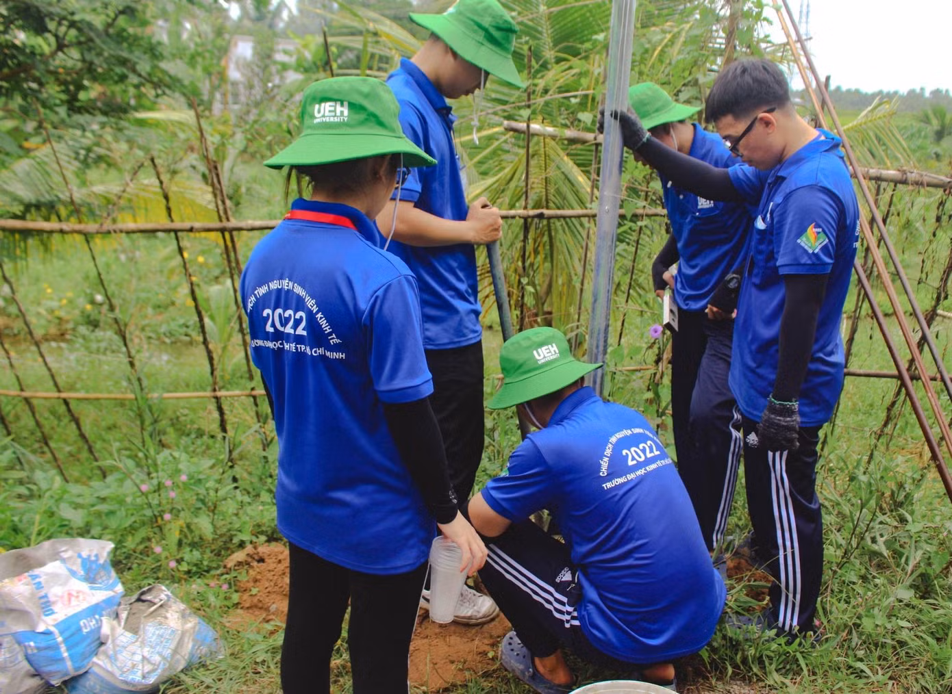 Các chiến sĩ đang thực hiện công đoạn dựng cọc sắt cho công trình.