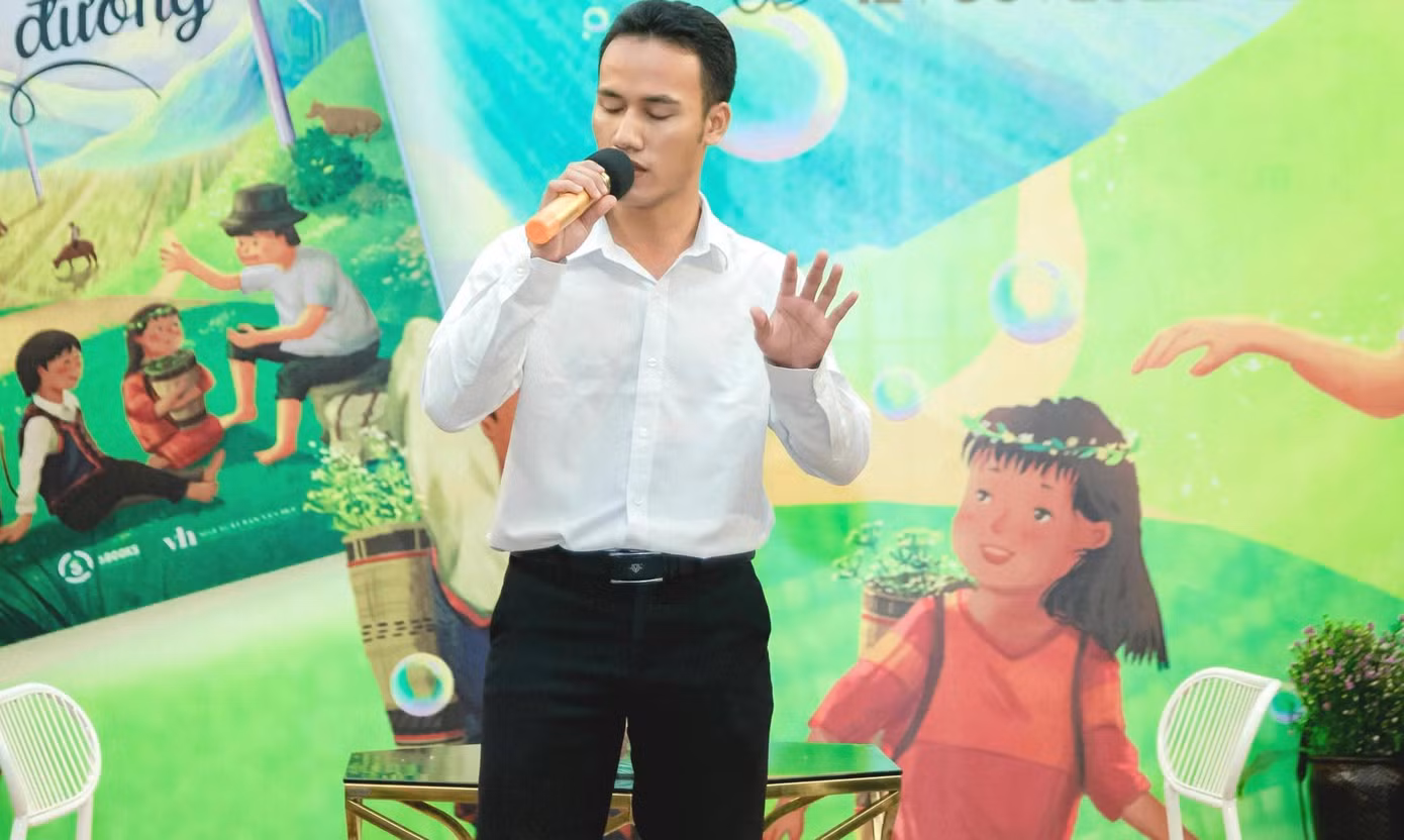 Phương Trân biểu diễn Raglai Rap trong buổi ra mắt sách về chủ đề dân tộc Raglai tại đường sách TPHCM.
