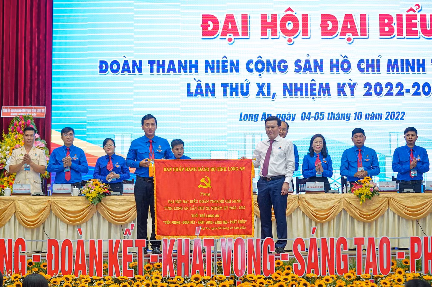 Bí thư Tỉnh Đoàn Long An Trần Hải Phú (bên trái) thay mặt BCH Tỉnh Đoàn Long An nhận bức trướng của Ban chấp hàng Đảng bộ tỉnh Long An trao tặng.