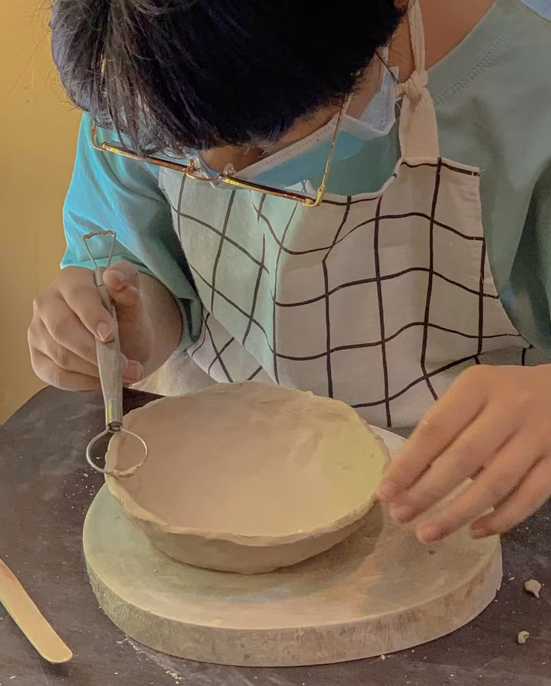 Một bạn trẻ tham gia buổi workshop về làm gốm.