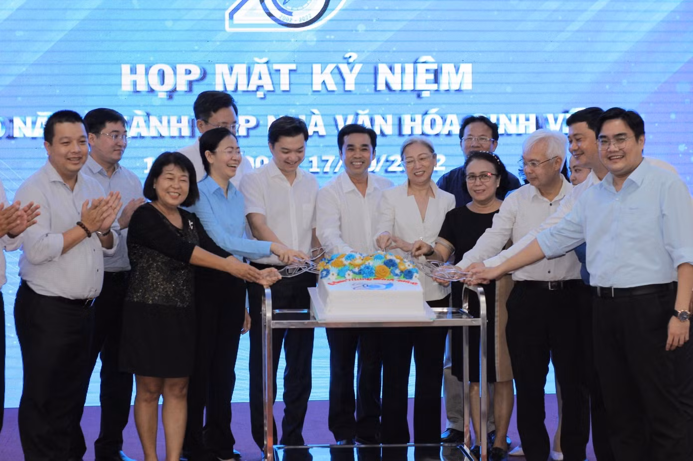 Anh Nguyễn Minh Triết, Bí thư T.Ư Đoàn, Chủ tịch T.Ư Hội Sinh viên Việt Nam (hàng trước, thứ ba, từ trái qua) cắt bánh cùng Ban Giám đốc Nhà Văn hóa Sinh viên TP. HCM. (Ảnh: Lê Thanh)