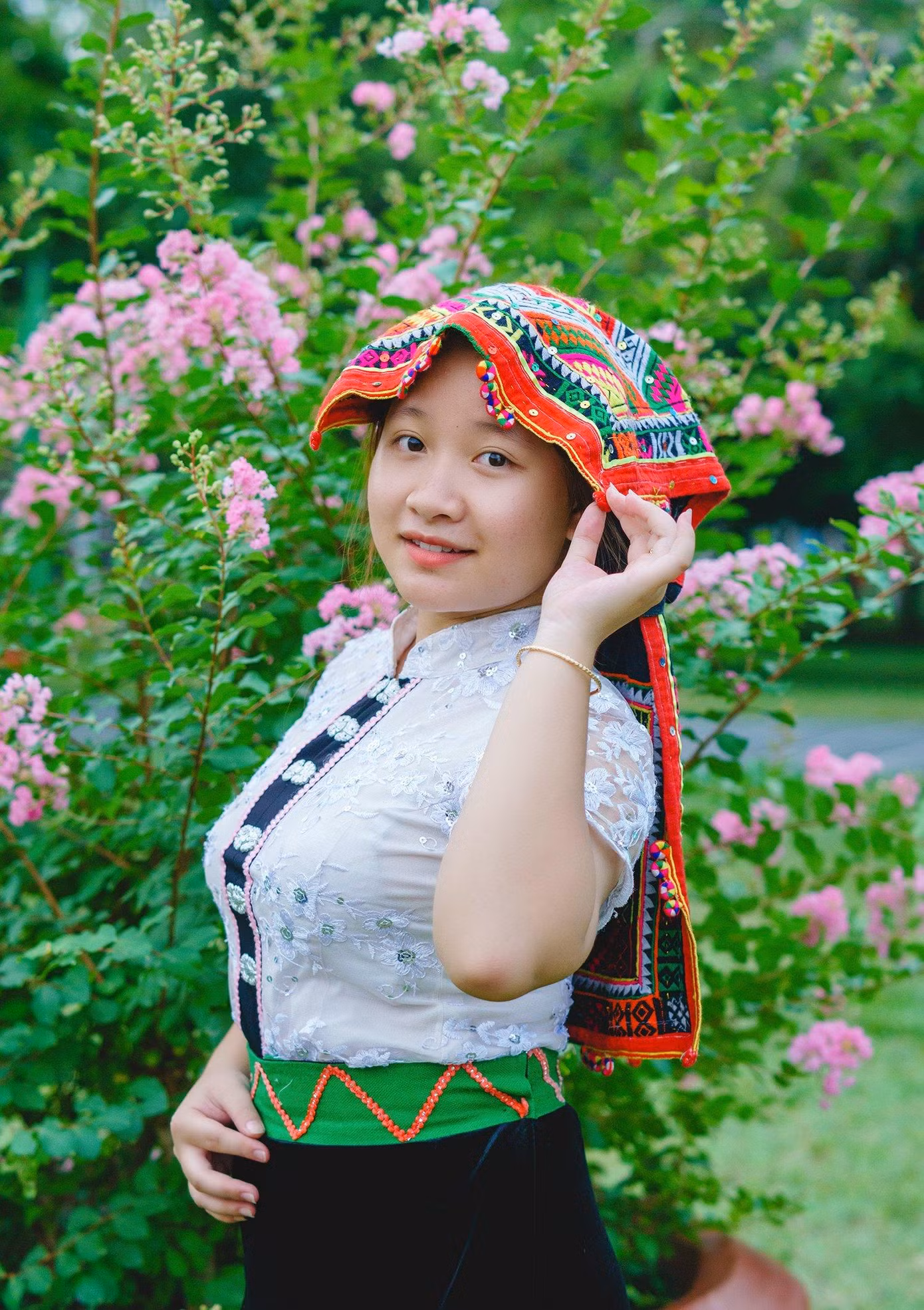 Quê gốc của Trang ở vùng Pù Luông – Thanh Hóa, nơi có đông đồng bào dân tộc Thái sinh sống. Tuy lớn lên tại Tây Ninh nhưng Trang yêu thích và luôn muốn tìm về truyền thống văn hóa của dân tộc mình. “Hàng năm mình đều được gia đình cho về quê Thanh Hóa chơi thăm họ hàng. Mình mê mẩn với những nét văn hóa của dân tộc Thái mình. Gần đây “Nghệ thuật Xòe Thái” được vào danh sách Di sản văn hóa phi vật thể đại diện của nhân loại, mình càng cảm thấy tự hào”, Trang bày tỏ.