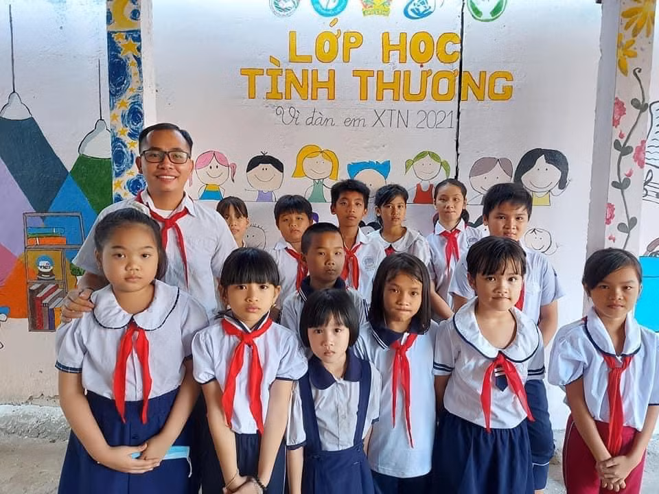 Anh Thành chụp với các bạn học sinh của lớp học.