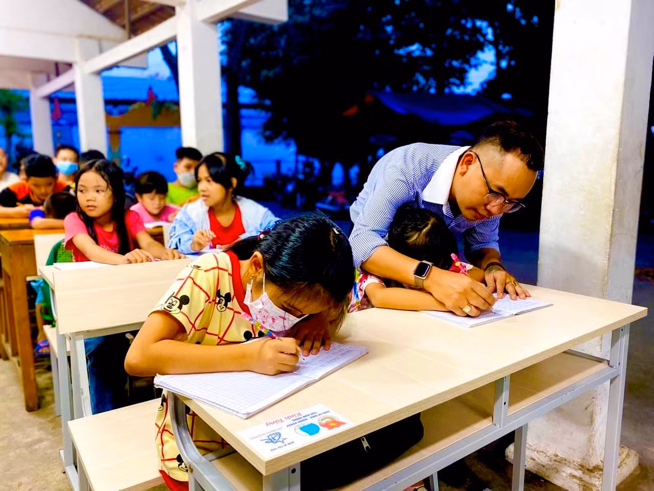 Hơn 10 năm nay, thầy giáo trẻ Đỗ Thiện Thành vẫn duy trì lớp học tình thương Bình Thung.