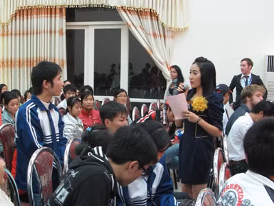 Tăng cường giao lưu, chia sẻ để tránh bị cô đơn	Ảnh: Trọng Phú