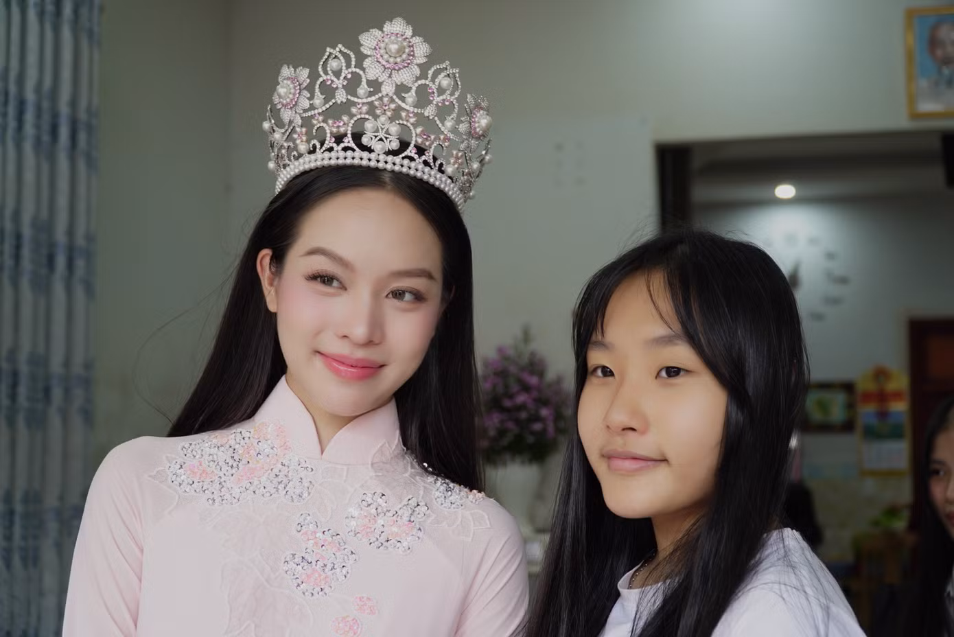 "Fan" hàng xóm kéo đến nhà Thanh Thủy. "Đang bán hàng ngoài chợ Hòa Khánh, nghe tin hoa hậu Thanh Thủy về nhà, tui vứt hàng lại, chỉ cầm theo cái xách tiền lật đật chạy tới đây. Phải gặp một chút chứ giờ là Hoa hậu Quốc tế rồi, dễ gì cháu được về nhà thường xuyên nữa", bà Trần Thị Thu cười nói.