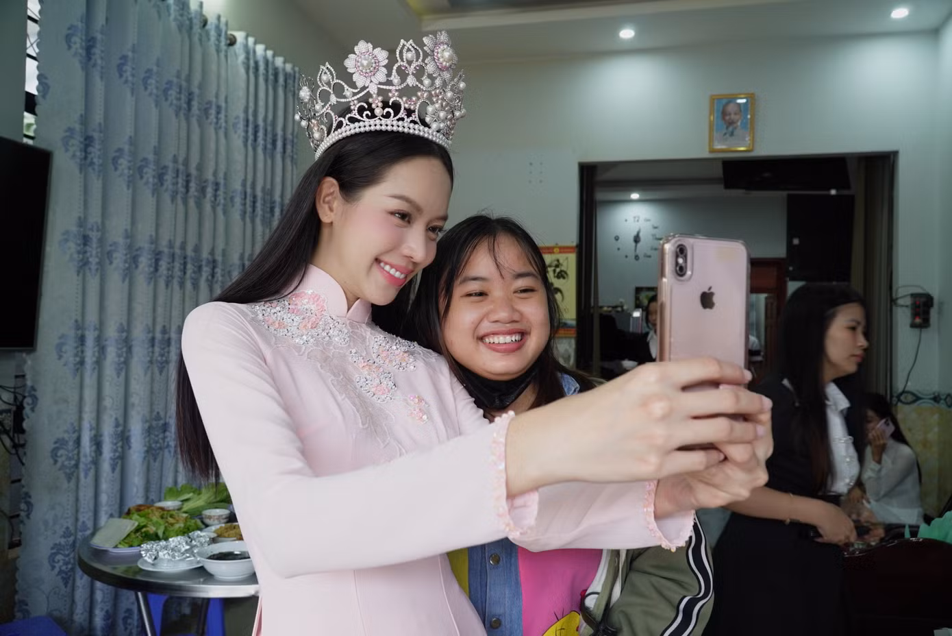 Hoa hậu Quốc tế chiều "fan hàng xóm", Thanh Thủy chia sẻ hạnh phúc khi được mọi người ở xóm nhỏ chào đón. Cô cũng biết ơn vì mọi người đã luôn kề cạnh động viên, khích lệ cô trong hành trình vừa qua.