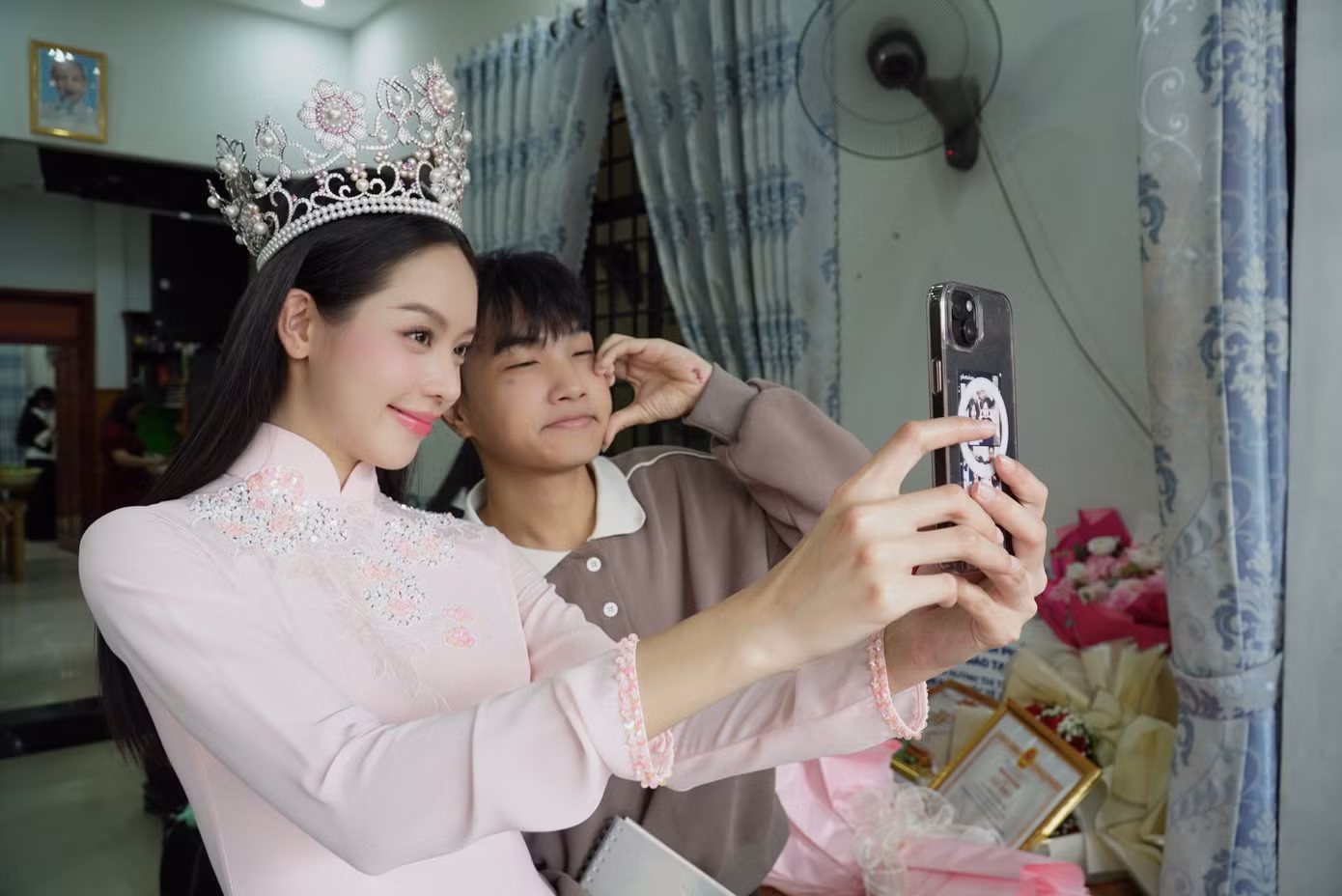 "Fan" hàng xóm kéo đến nhà Thanh Thủy. "Đang bán hàng ngoài chợ Hòa Khánh, nghe tin hoa hậu Thanh Thủy về nhà, tui vứt hàng lại, chỉ cầm theo cái xách tiền lật đật chạy tới đây. Phải gặp một chút chứ giờ là Hoa hậu Quốc tế rồi, dễ gì cháu được về nhà thường xuyên nữa", bà Trần Thị Thu cười nói.