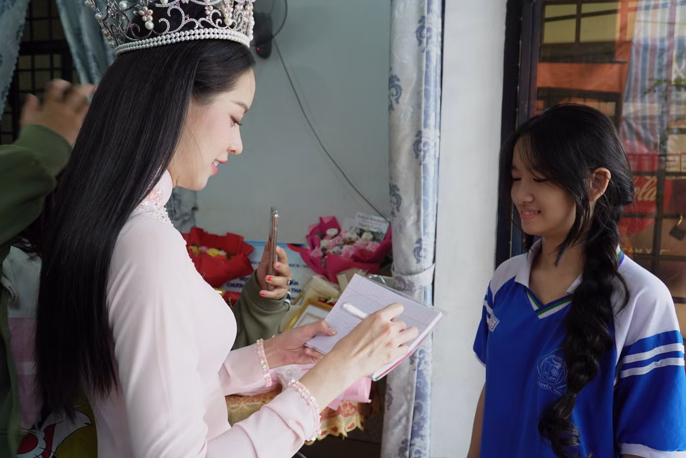 Các bạn trẻ liên tục xin chữ ký hoa hậu.