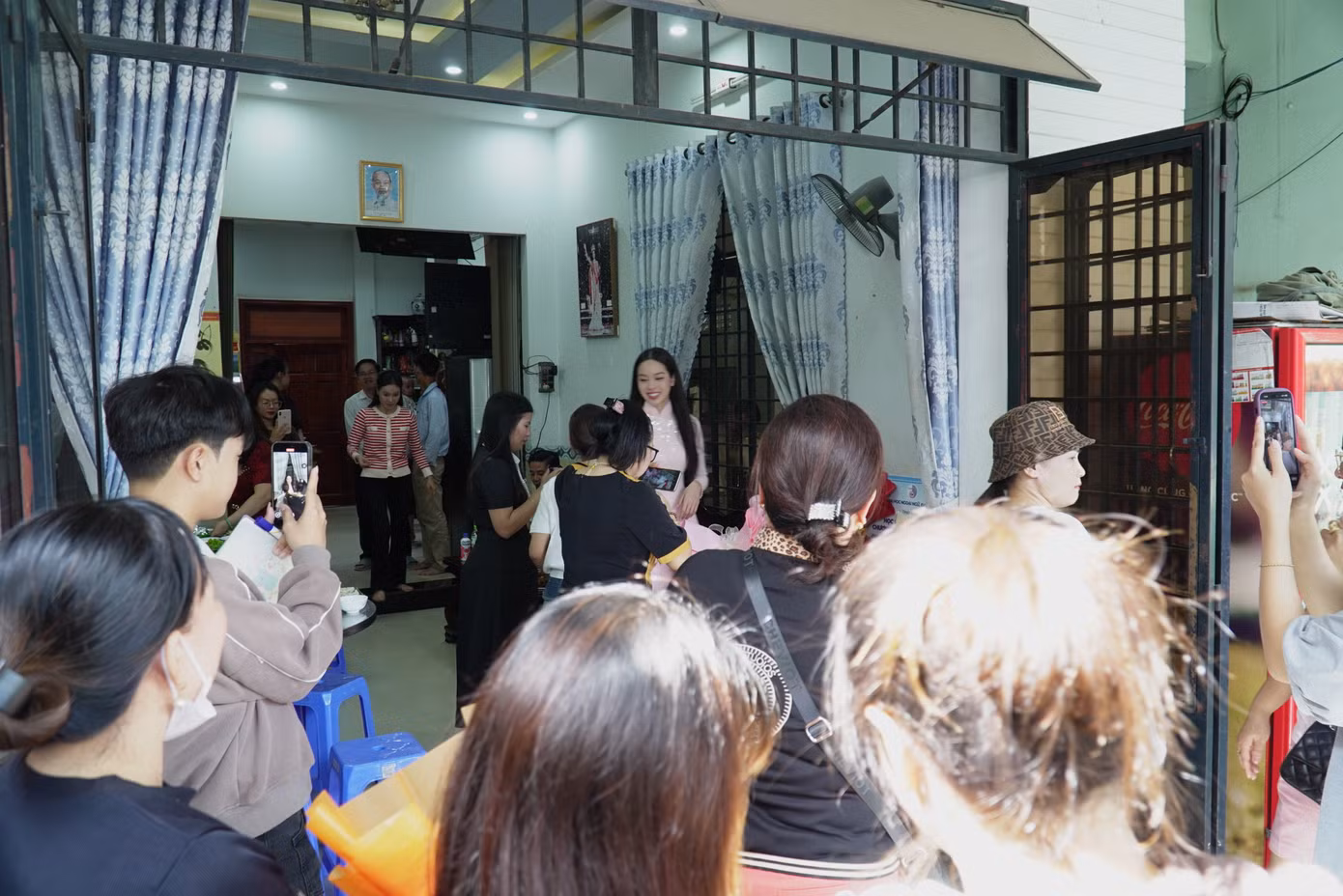"Fan" hàng xóm kéo đến nhà Thanh Thủy. "Đang bán hàng ngoài chợ Hòa Khánh, nghe tin hoa hậu Thanh Thủy về nhà, tui vứt hàng lại, chỉ cầm theo cái xách tiền lật đật chạy tới đây. Phải gặp một chút chứ giờ là Hoa hậu Quốc tế rồi, dễ gì cháu được về nhà thường xuyên nữa", bà Trần Thị Thu cười nói.