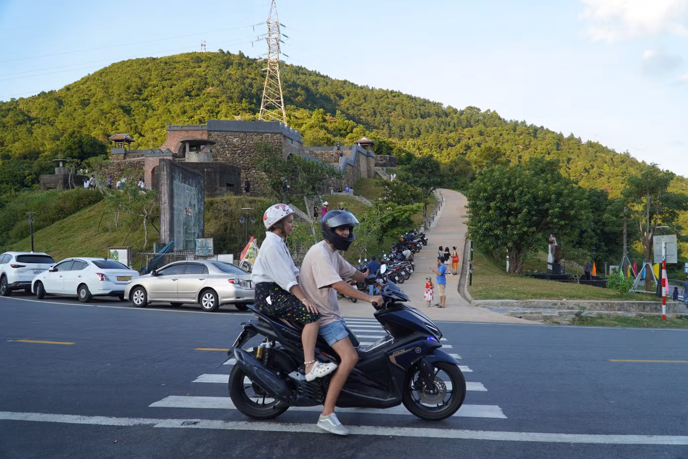 Dù phải di chuyển bằng đường đèo nhiều khúc cua khúc khuỷu, dốc cao nhưng những phượt thủ nước ngoài rất hứng thú với di tích Hải Vân Quan. Đa phần khách quốc tế đều thuê xe máy chạy lên đỉnh đèo. Ảnh: Thanh Hiền.