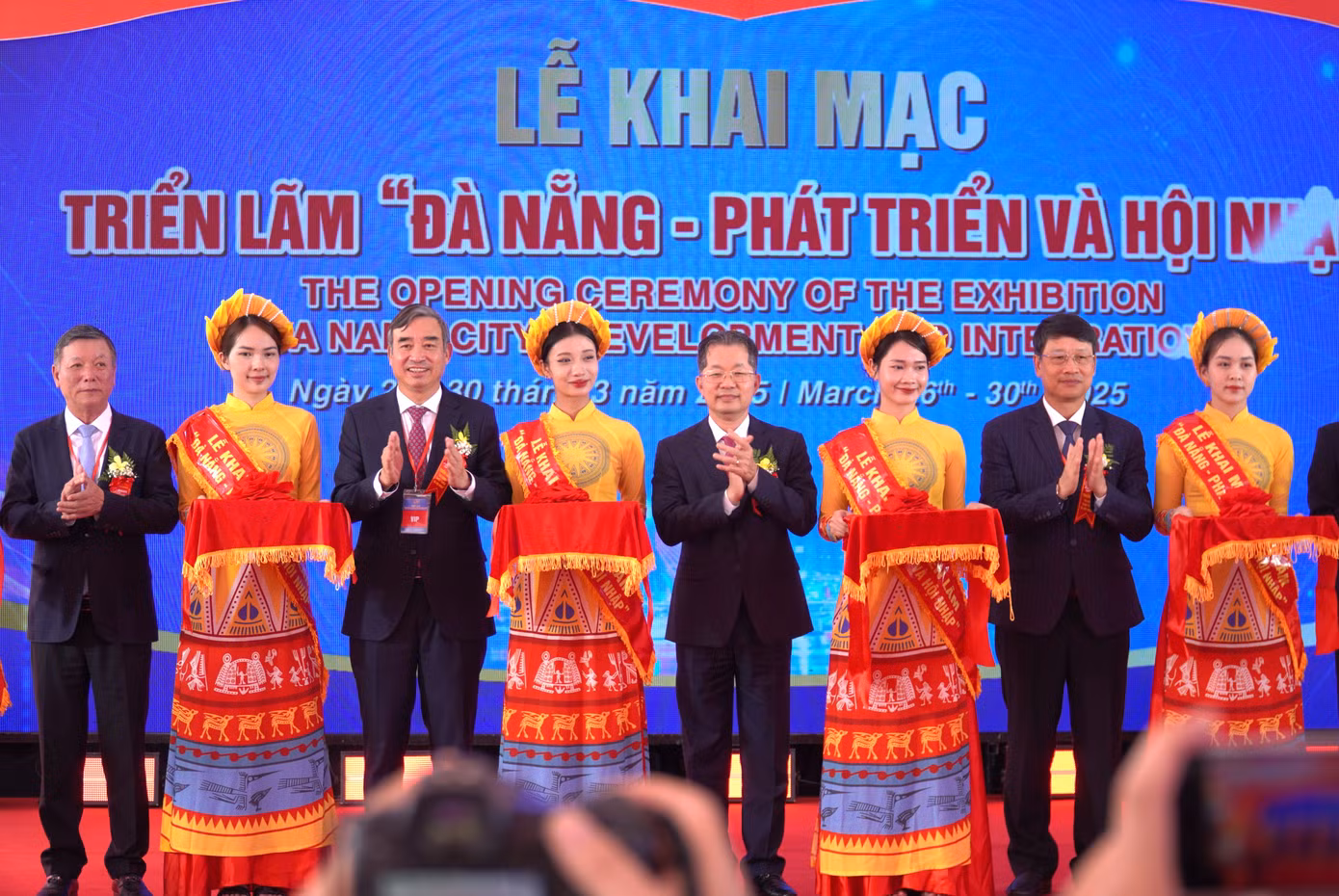 Ngày 26/3, Đà Nẵng khai mạc triển lãm “Đà Nẵng - phát triển và hội nhập” nhân kỷ niệm 50 năm ngày giải phóng thành phố (29/3/1975). Triển lãm tổ chức tại Cung Thể thao Tiên Sơn trên diện tích hơn 10.800m², gồm 3 khu trưng bày: Xây dựng Đảng và thành tựu các lĩnh vực kinh tế - xã hội của thành phố; An ninh quốc phòng; Giới thiệu doanh nghiệp. Triển lãm “Đà Nẵng - phát triển và hội nhập” kéo dài đến 30/3/2025. Ảnh: Thanh Hiền.
