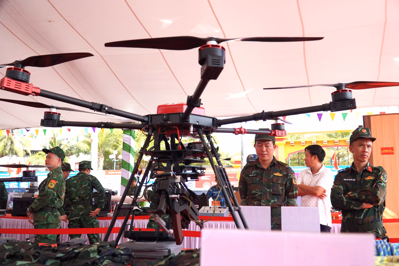 Khu vực triển lãm an ninh quốc phòng đông kín người.