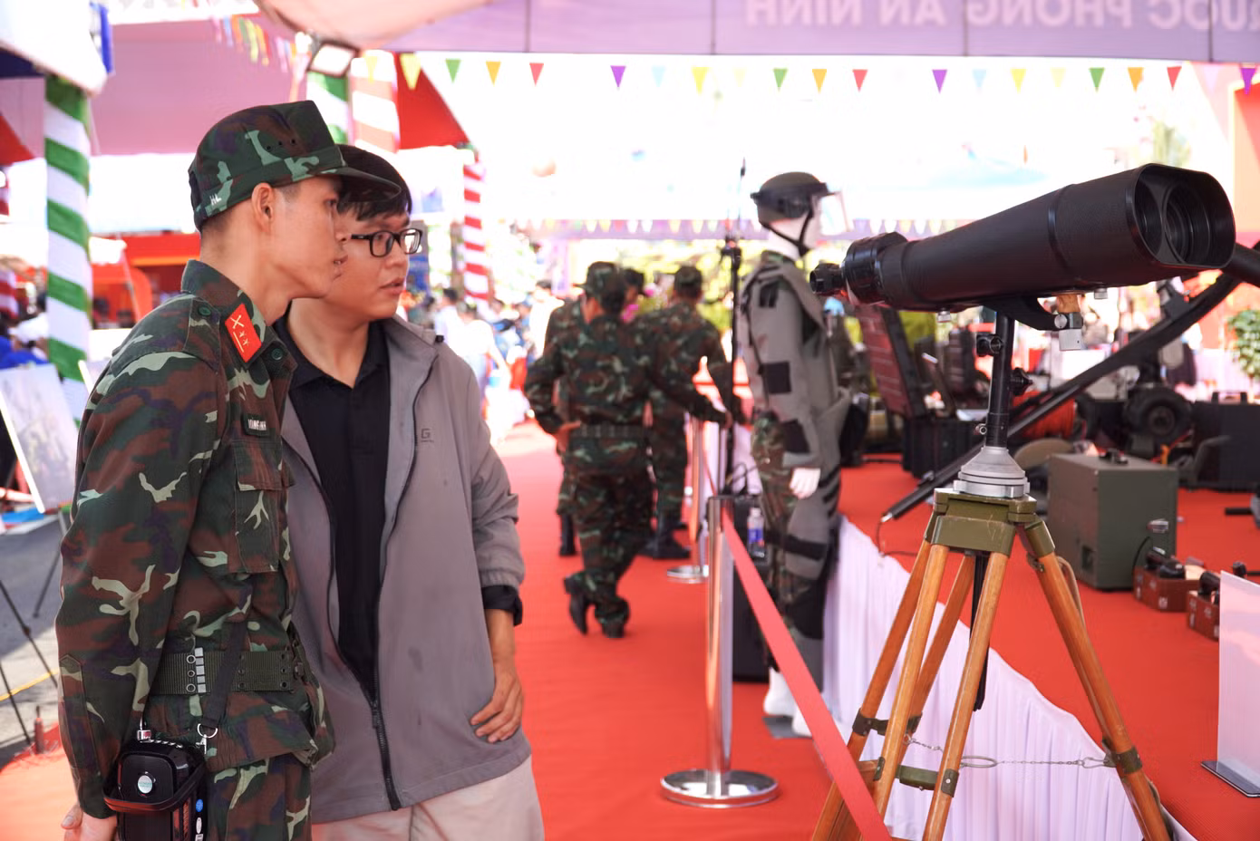 Tại khu vực triển lãm an ninh quốc phòng, người dân trầm trồ trước các khí tài quân sự. Đặc biệt là các loại xe tên lửa, súng bắn tỉa...