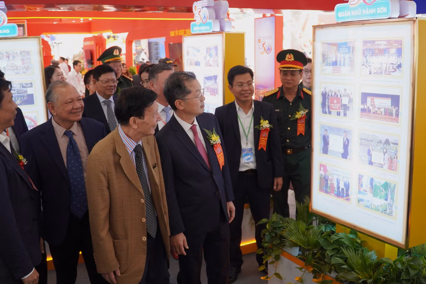 Các đại biểu tham quan triển lãm.