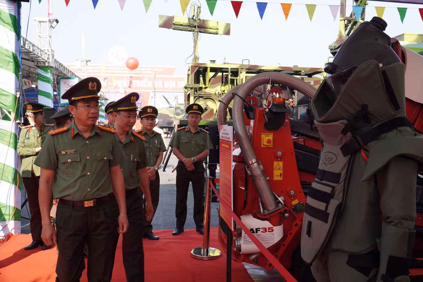 Tại khu vực triển lãm an ninh quốc phòng, người dân trầm trồ trước các khí tài quân sự. Đặc biệt là các loại xe tên lửa, súng bắn tỉa...