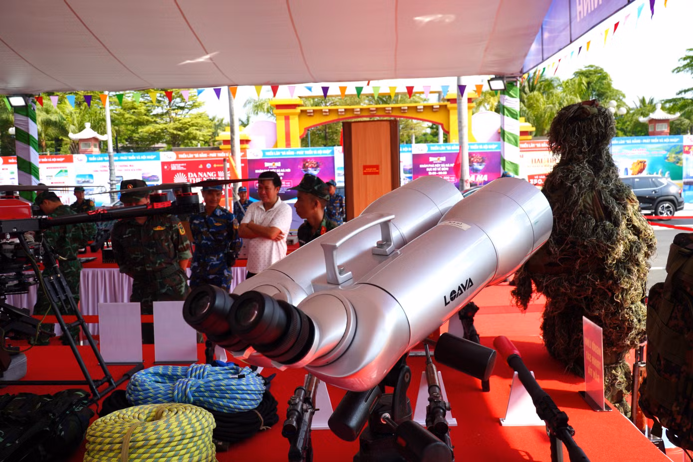 Tại khu vực triển lãm an ninh quốc phòng, người dân trầm trồ trước các khí tài quân sự. Đặc biệt là các loại xe tên lửa, súng bắn tỉa...
