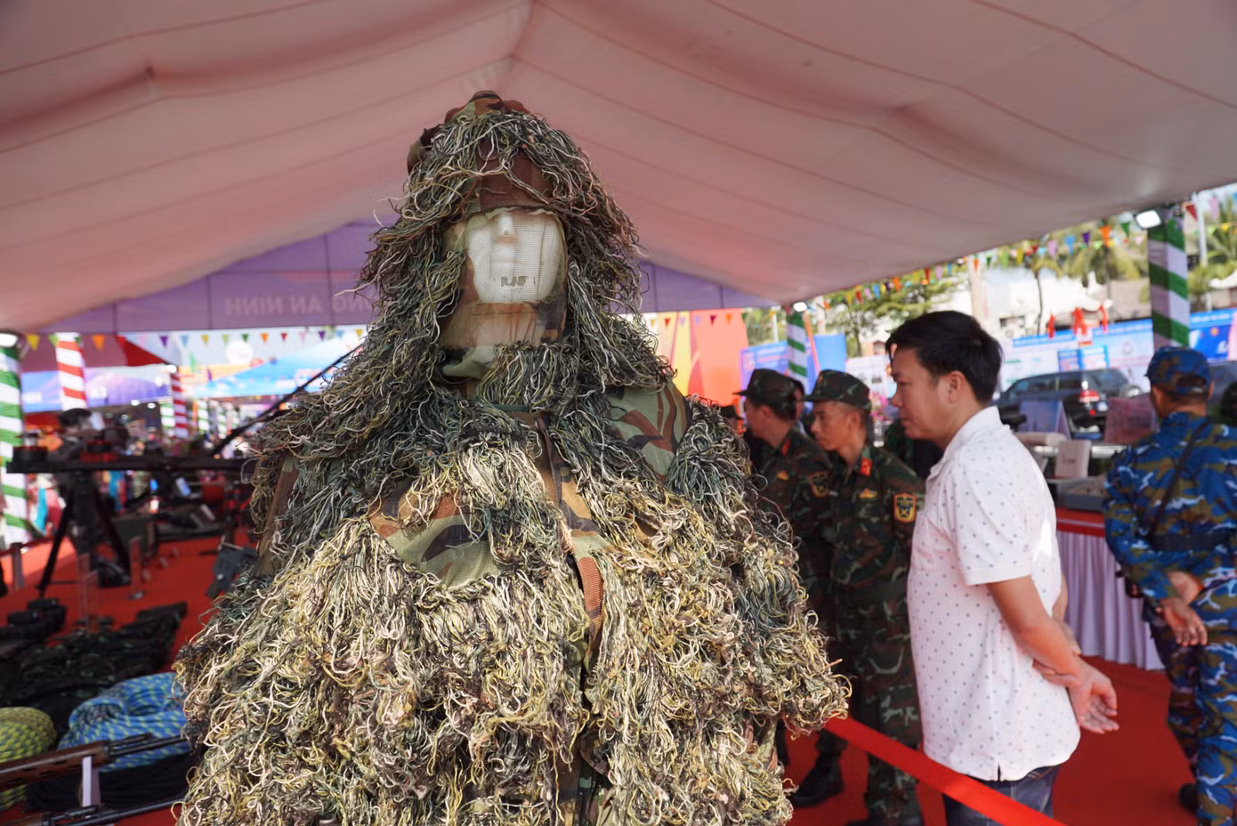 Khu vực triển lãm an ninh quốc phòng đông kín người.