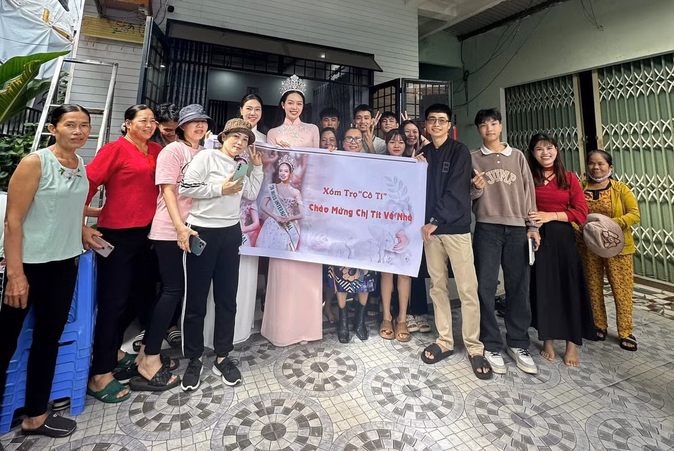 Nhà Thanh Thủy ở trong một con hẻm nhỏ, bố là kỹ sư điện, mẹ bán tạp hóa ở nhà. Nhà hoa hậu có một dãy trọ nhỏ cho sinh viên thuê, những bạn trẻ này là "fan cứng" của "Tít" nhiều năm nay.