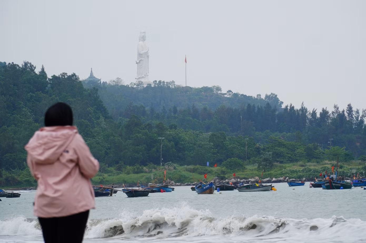 Đứng từ bãi biển Thọ Quang không chỉ thấy những chiếc thuyền ngoài xa, mà còn thấy núi Sơn Trà, tượng Phật Quan Thế Âm cao gần 70m trên chùa Linh Ứng. Chị Gladys (du khách Mỹ) đánh giá đây là nơi chị thấy hài lòng nhất khi tới Đà Nẵng vì cảnh quan đẹp, mọi thứ rất tự nhiên, giản dị.