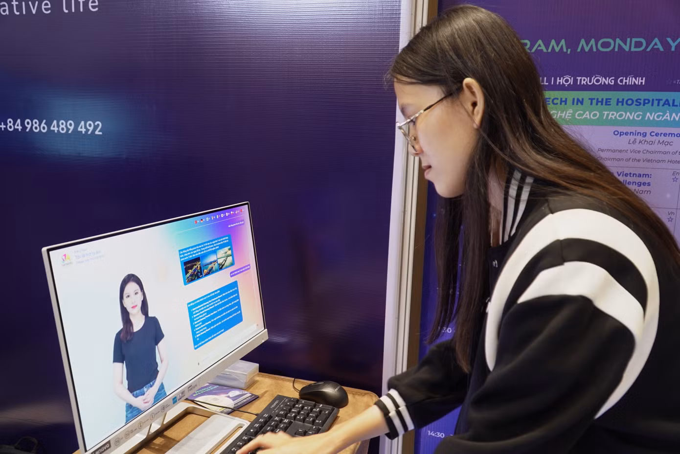 Tại chương trình, nhiều ứng dụng công nghệ trong ngành khách sạn cũng được các đơn vị giới thiệu. Chatbox của một công ty trả lời tất tần tật câu hỏi của du khách về Đà Nẵng qua 10 ngôn ngữ. Hiện sản phẩm này đã được ứng dụng ở ga quốc nội và quốc tế, sân bay Đà Nẵng.