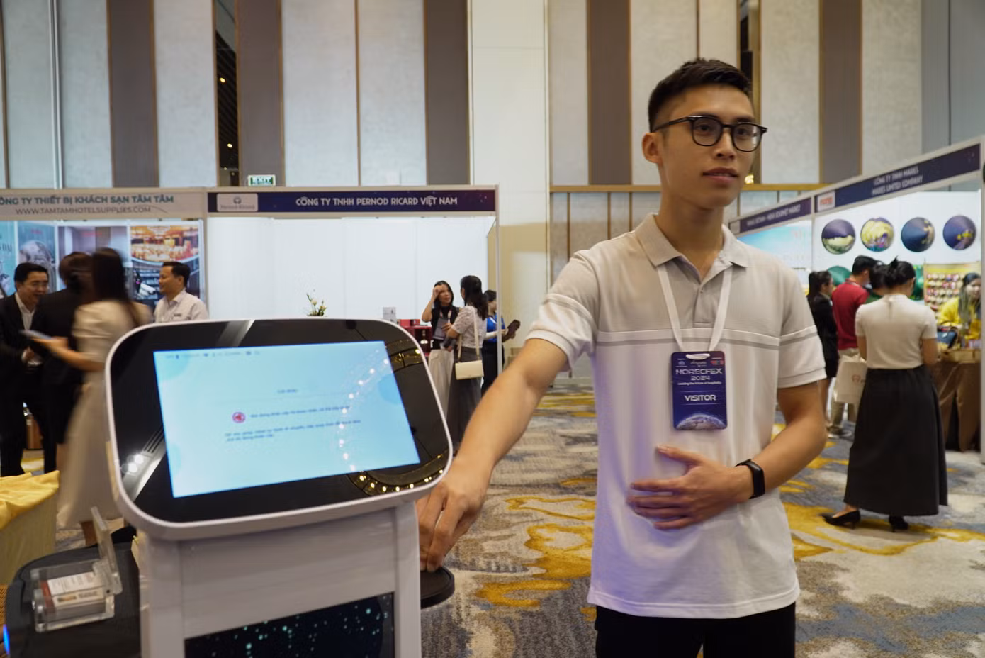 Robot có 3 ngăn để đồ ăn, ngăn trên cùng có màn hình cảm ứng. “Bồi bàn” này di chuyển ổn định, chắc chắn, khi gặp chướng ngại vật liền “xin đường” bằng cách phát âm thanh: vui lòng nhường đường giúp tôi di chuyển. Theo đại diện đơn vị cung ứng, hiện các nước như Trung Quốc, Hàn Quốc... đã sử dụng robot này hầu như trong tất cả các khách sạn. Ở Việt Nam và Đà Nẵng nói riêng còn khá hạn chế.