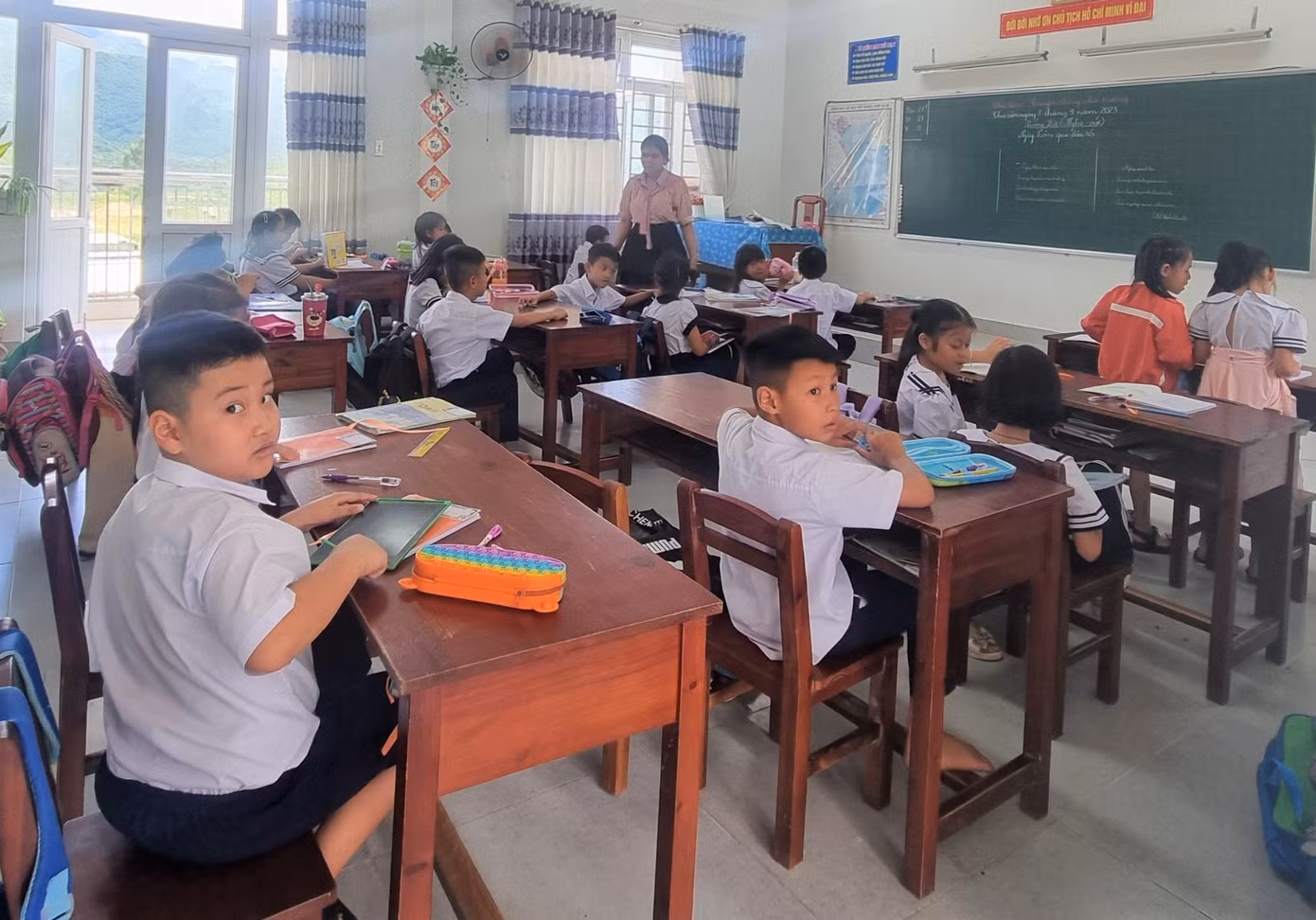 Hiện chỉ còn 18 em học sinh thôn Nam Yên chưa đến trường Tiểu học Hòa Bắc. (Ảnh: Thanh Trần).