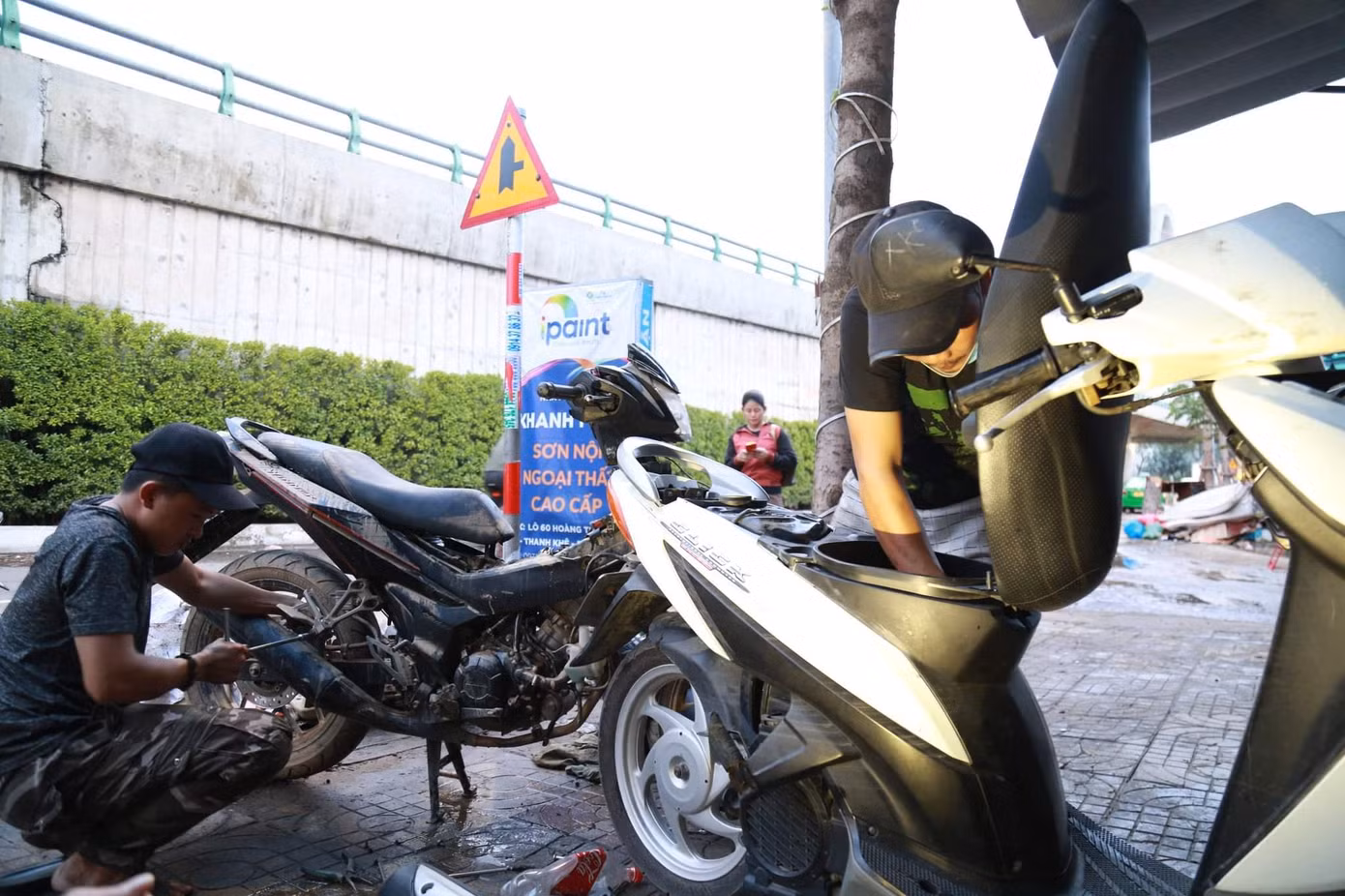 Sáng nay, cả nhóm sửa xe di chuyển lên khu vực gần trường ĐH Sư phạm, khu vực bị ngập sâu trong trận mưa vừa qua. Đây cũng là địa bàn tập trung đông đúc công nhân, sinh viên các trường ĐH.