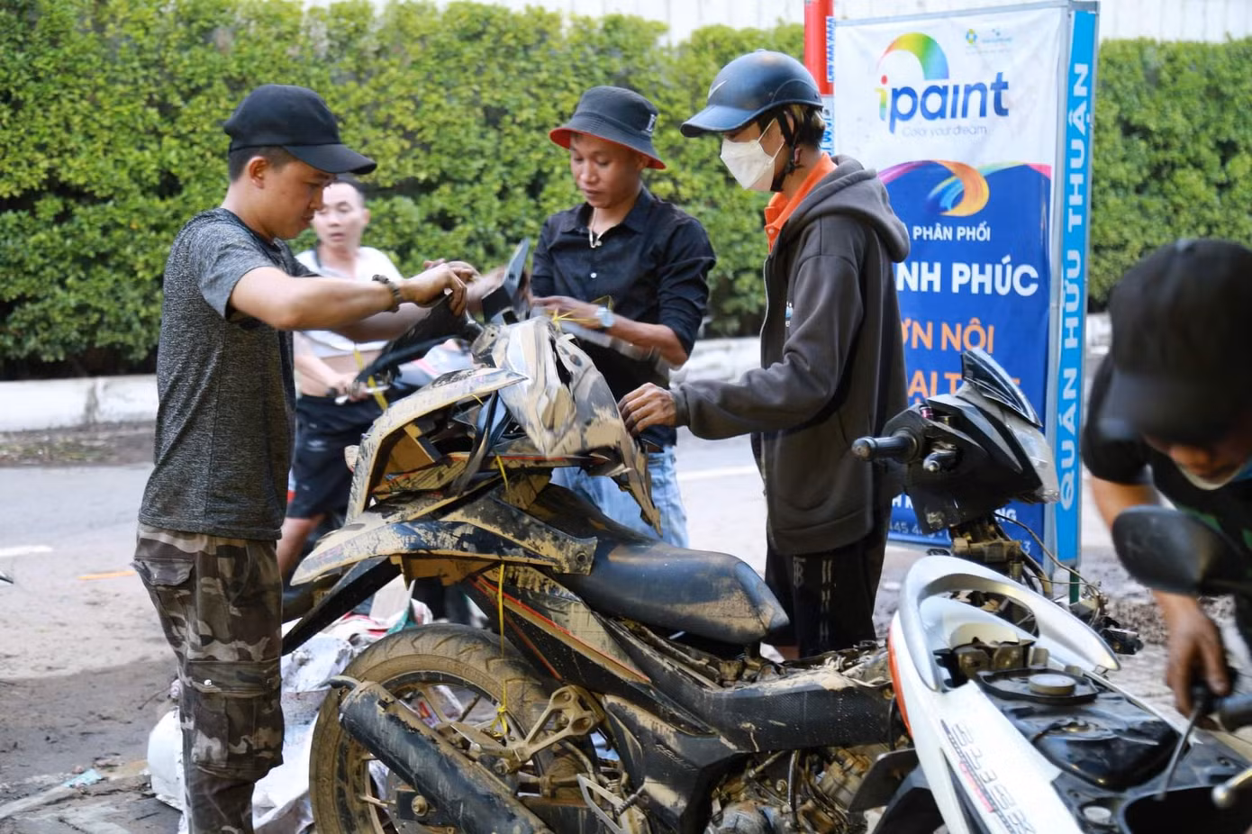 Anh Quýt nói thêm đến nay đã kêu gọi được mấy chục anh em ra Đà Nẵng. Nhóm tiếp theo sẽ sửa ở khu dân cư khác. Trước đây anh cũng như mọi người chưa bao giờ đi “hành nghề” xa như vậy. Nhưng vì xót thương bà con vùng ngập lũ nên ai cũng đồng lòng, sẵn sàng lên đường.
