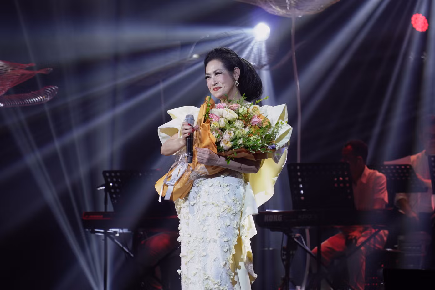 “Ý Lan sẽ thăng hoa hơn khi biểu diễn trên nền nhạc của Nguyễn Quang” đó là chia sẻ của nữ danh ca nói về người bạn đồng hành trong âm nhạc lần này, nhạc sĩ Nguyễn Quang – con trai nhạc sĩ Nguyễn Ánh 9.
