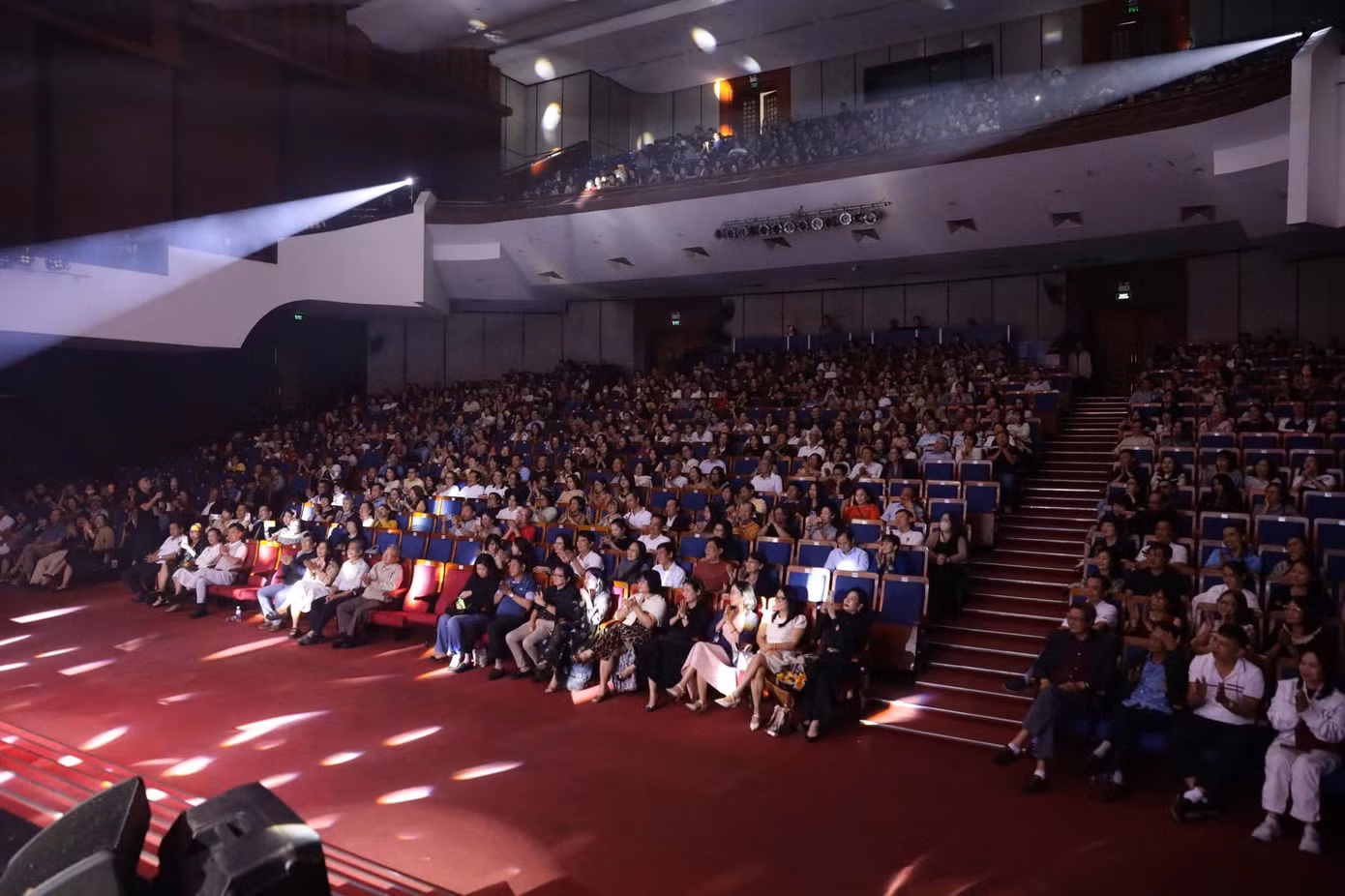 Hơn 1.000 khán giả Đà Nẵng đắm chìm trong đêm nhạc Phạm Duy đến tận khuya. Đường tình ta đi không chỉ là hành trình yêu đương đôi lứa, mà còn là biểu hiện cho sự tìm kiếm ý nghĩa cuộc sống, hành trình tìm về cội nguồn của tâm hồn, chiêm nghiệm sâu sắc về mối liên hệ giữa tình yêu và sự hiện hữu của con người giữa vũ trụ bao la. Mỗi bài hát là một bước chân trên con đường tình yêu và cuộc đời, đưa khán giả trở về với những ký ức, những khoảnh khắc đã qua, đồng thời mở ra những suy tư về tương lai.