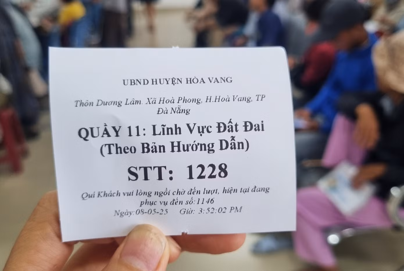 Anh V. T. tới lúc gần 16h, bấm số thứ tự 1228, trong khi quầy mới phục vụ đến số 1146. Vì còn gần 100 lượt nữa mà sắp hết giờ làm việc nên anh đành bỏ cuộc ra về.