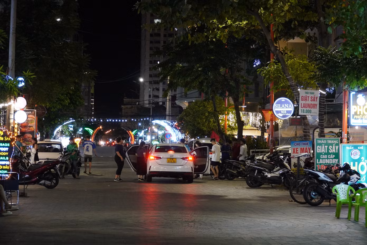 Khắp các tuyến phố đều có du khách qua lại. Phố Tây An Thượng bao gồm các tuyến đường An Thượng 1, An Thượng 2, Hoàng Kế Viêm, Lê Quang Đạo, Trần Bạch Đằng, Ngô Thì Sĩ… Mỗi tháng khu phố này đón hàng chục ngàn lượt khách. Ảnh: Thanh Hiền.