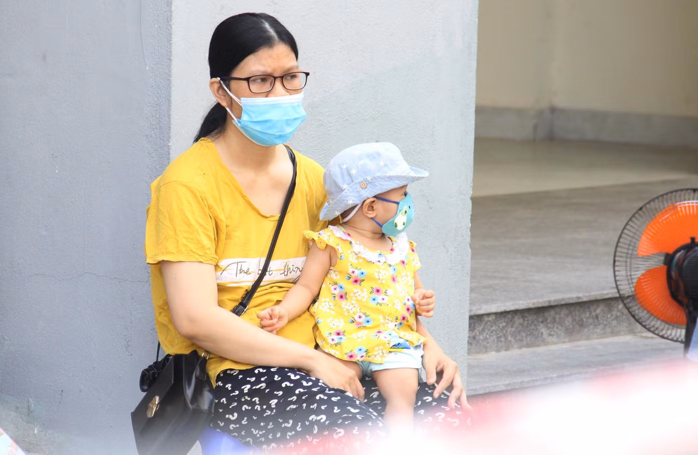 Các bé vẫn chưa biết gì, trong khi cha mẹ lo lắng những ngày sắp tới chắc chắn con sẽ không thoải mái như khi ở nhà. Nhất là trong thời tiết nắng nóng.