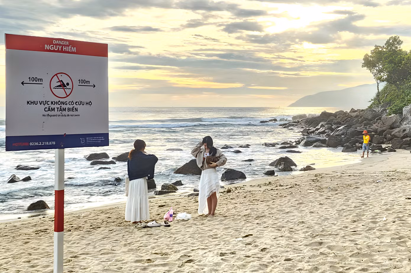 Bãi biển Nam Ô với nhiều ghềnh đá, địa điểm đến check-in của nhiều bạn trẻ. Bãi biển Nam Ô với nhiều ghềnh đá, địa điểm đến check-in của nhiều bạn trẻ.