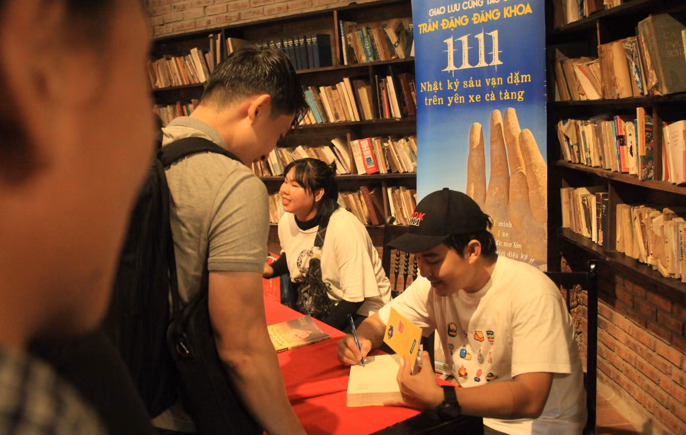 “1111 – Nhật ký sáu vạn dặm trên yên xe cà tàng” gần 800 trang từng "cháy hàng" vào tháng 11. Tác giả cuốn sách vòng quanh thế giới ký tặng độc giả trong lần "dừng chân" tại Đà Nẵng.