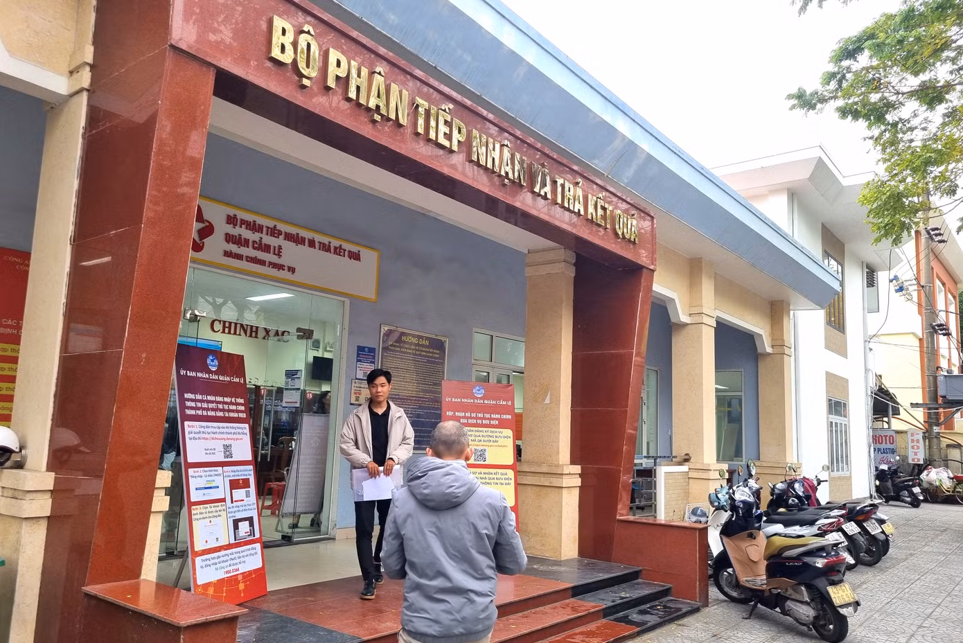 Bộ phận tiếp nhận tại quận Cẩm Lệ liên tục người ra vào đăng ký dạy thêm.