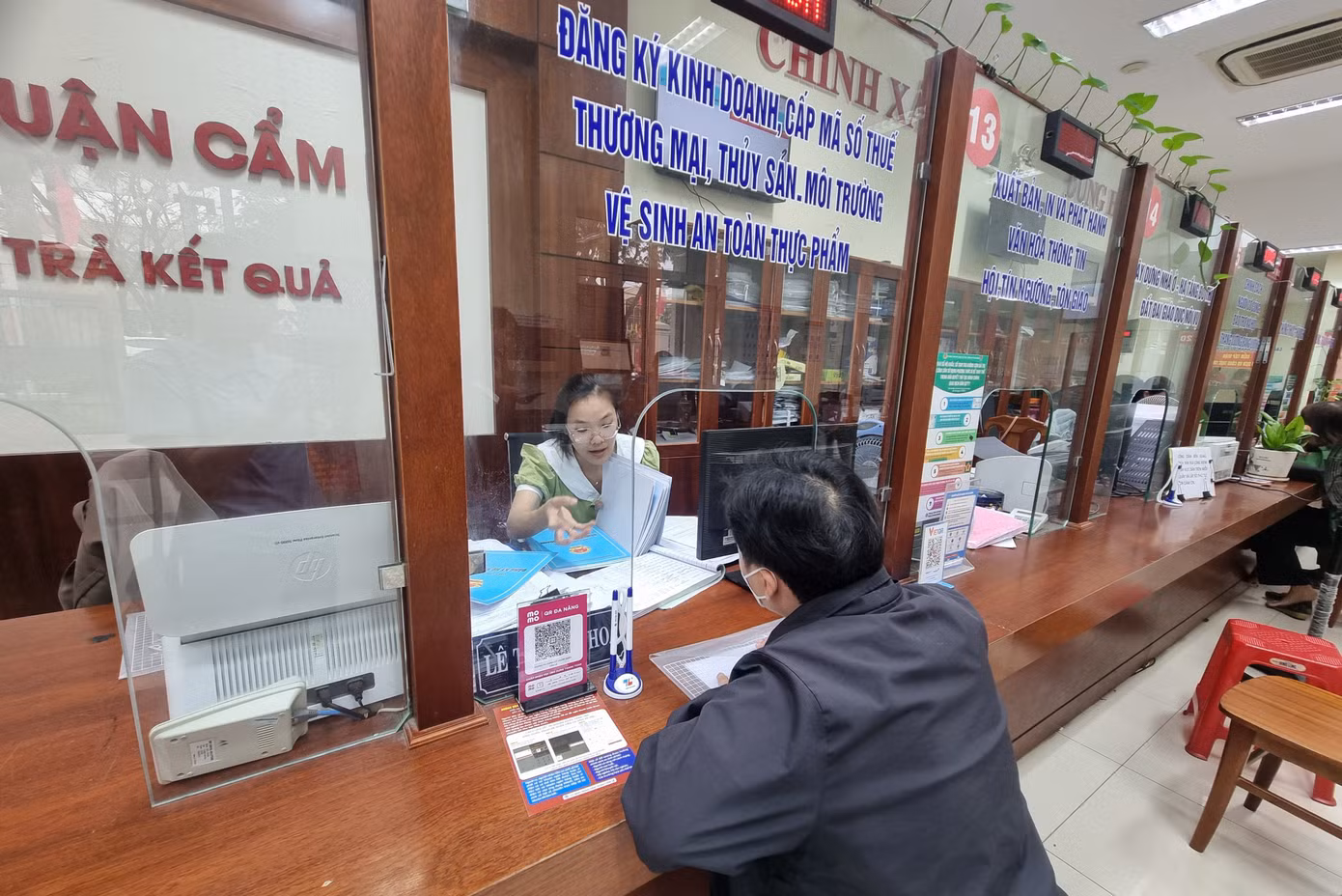 Thông tư 29 cũng quy định người dạy thêm ngoài nhà trường phải bảo đảm có phẩm chất đạo đức tốt; có năng lực chuyên môn phù hợp với môn học tham gia dạy thêm. Giáo viên đang dạy học tại các nhà trường tham gia dạy thêm ngoài nhà trường phải báo cáo với Hiệu trưởng về môn học, địa điểm, hình thức, thời gian tham gia dạy thêm.