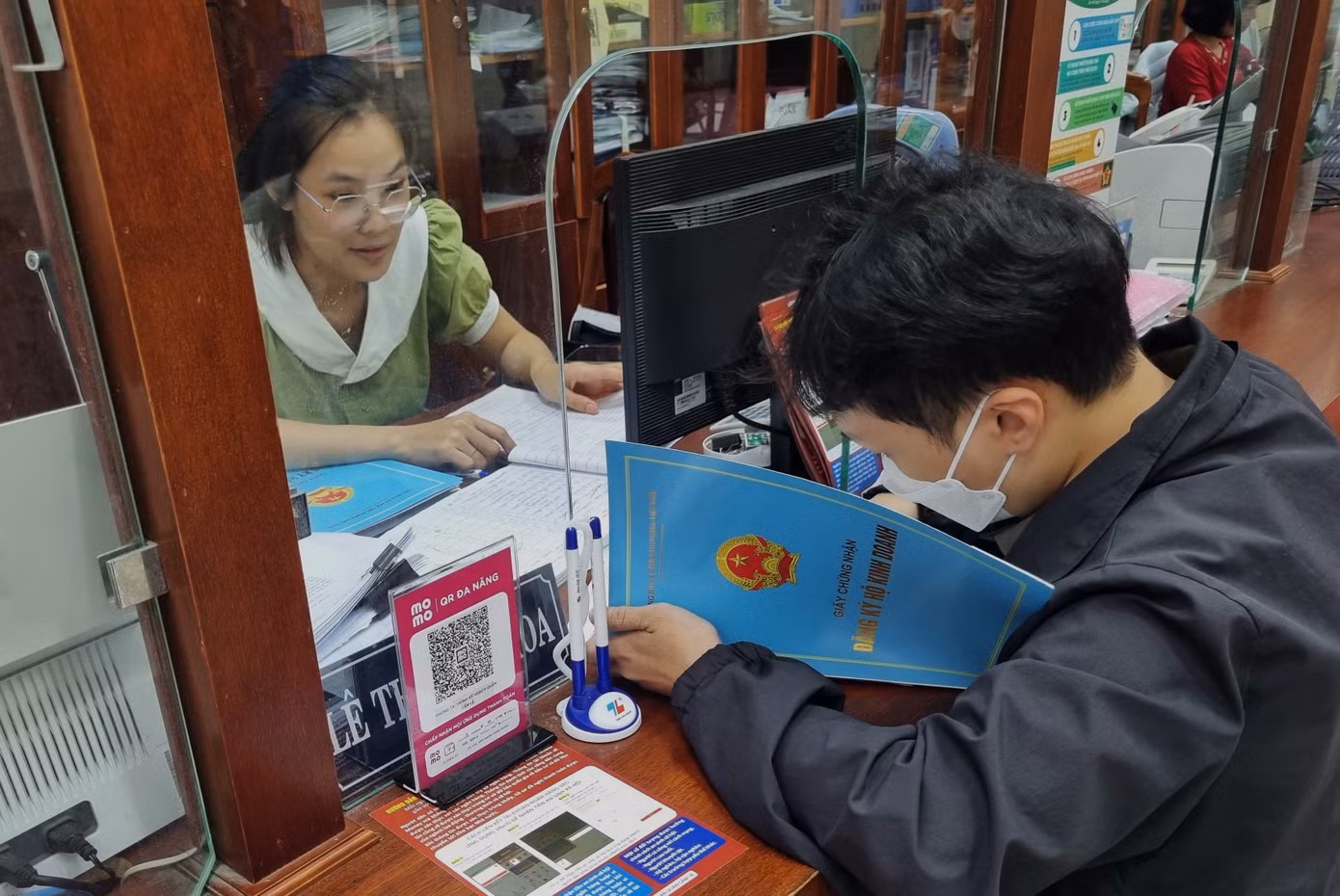 Tại quận Cẩm Lệ, bộ phận tiếp nhận và trả kết quả những ngày này cũng rất đông người đến đăng ký kinh doanh dạy thêm. Vì số lượng quá lớn nên trong ngày chỉ tiếp nhận khoảng 50 hồ sơ để kịp xử lý.