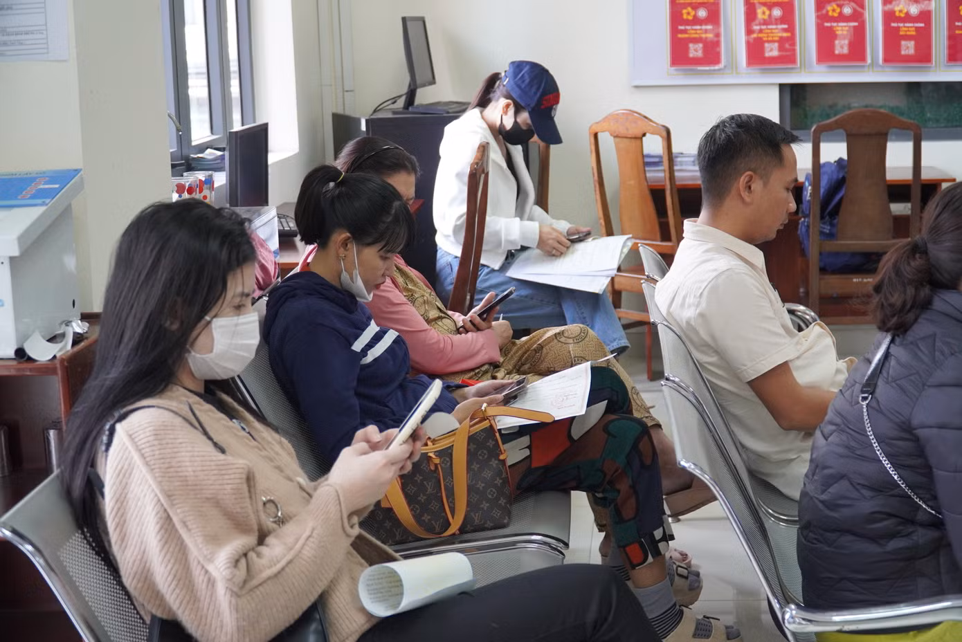 Chị N.M. (quận Hải Châu) cho hay chị là giáo viên trường tư, dạy thêm tiếng Anh cấp 3, khi thấy Thông tư 29 yêu cầu phải đăng ký kinh doanh, chị đã lên quận đăng ký. "Phải đợi đăng ký thành công, cầm Giấy chứng nhận trên tay đã tôi mới dám dạy lại. Vì quy định đã rõ ràng như thế thì phải chấp hành", chị khẳng định.