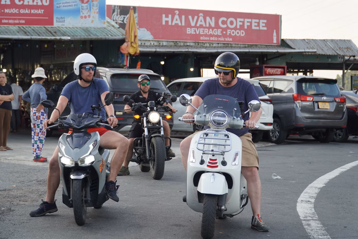 Dù phải di chuyển bằng đường đèo nhiều khúc cua khúc khuỷu, dốc cao nhưng những phượt thủ nước ngoài rất hứng thú với di tích Hải Vân Quan. Đa phần khách quốc tế đều thuê xe máy chạy lên đỉnh đèo. Ảnh: Thanh Hiền.