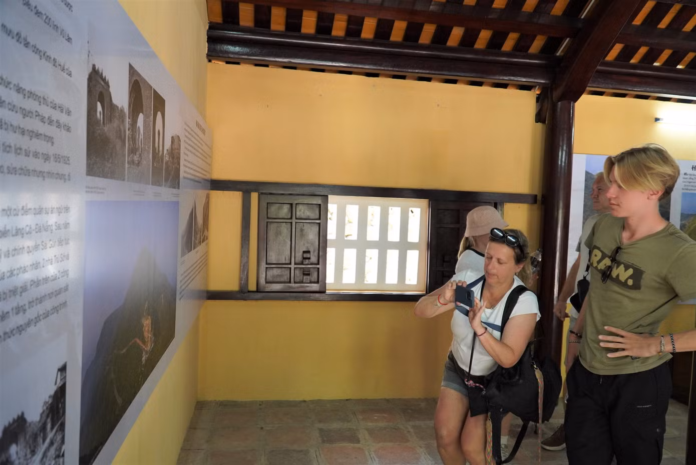 Hải Vân Quan mang nhiều ý nghĩa lịch sử, văn hóa. Bên trong di tích có chú giải bằng tiếng Việt và tiếng Anh để du khách thuận tiện tìm hiểu. Ảnh: Thanh Hiền.