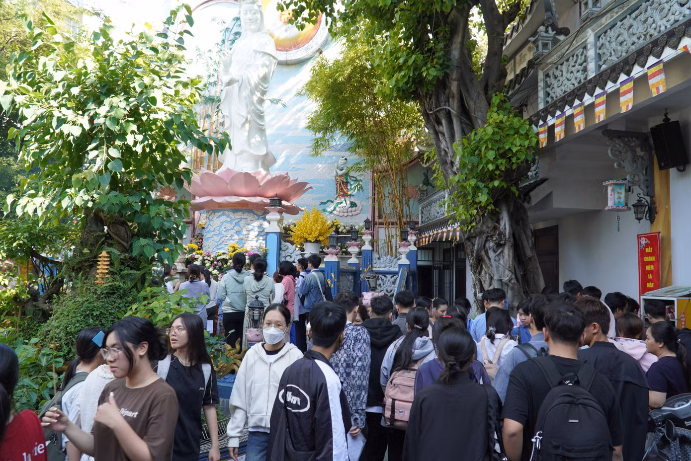 Càng về chiều sĩ tử kéo về chùa Bát Nhã càng đông.