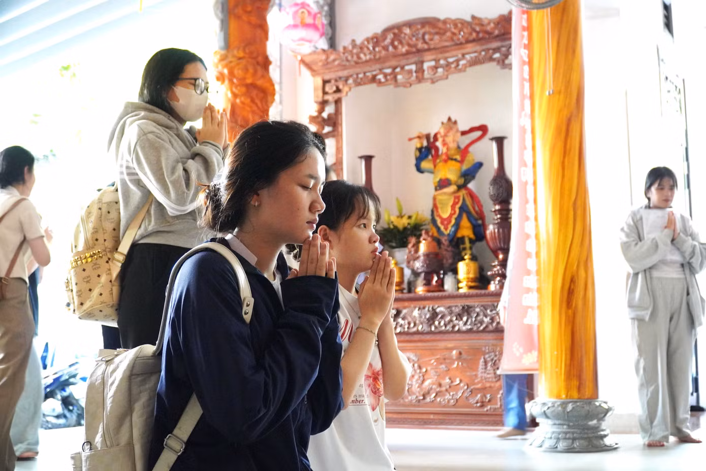 Khu vực nào trong chùa cũng đông nghẹt sĩ tử. "Em mong kỳ thi này mình không bị đau ốm gì, giữ được tinh thần thoải mái, tự tin làm bài tốt để đạt được nguyện vọng vào trường Đại học Kinh tế, Đại học Đà Nẵng", em Ngọc Mai trú quận Hải Châu chia sẻ.