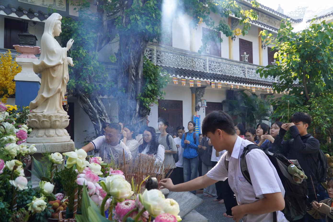 Khu vực nào trong chùa cũng đông nghẹt sĩ tử. "Em mong kỳ thi này mình không bị đau ốm gì, giữ được tinh thần thoải mái, tự tin làm bài tốt để đạt được nguyện vọng vào trường Đại học Kinh tế, Đại học Đà Nẵng", em Ngọc Mai trú quận Hải Châu chia sẻ.