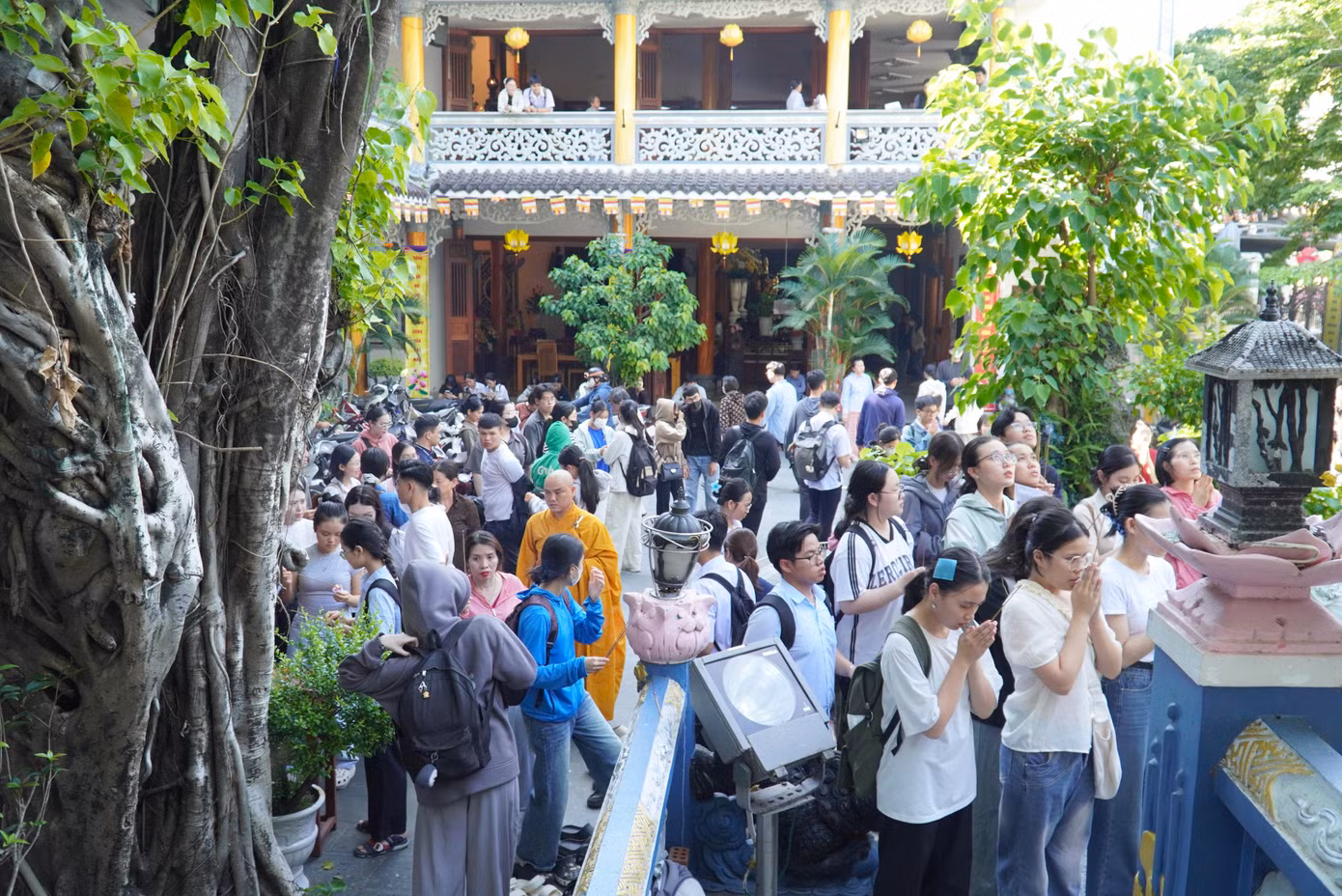 Càng về chiều sĩ tử kéo về chùa Bát Nhã càng đông.