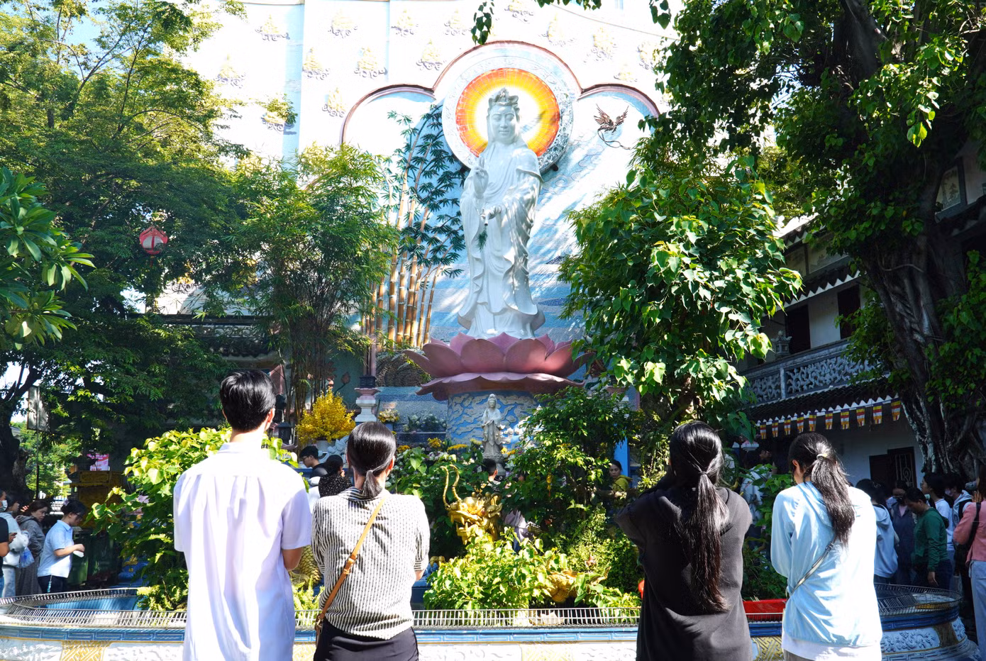"Ngày mai thi rồi nên tụi em rất run, cả nhóm rủ nhau lên chùa để bình tâm, cầu nguyện vượt vũ môn suôn sẻ, ai cũng đạt được nguyện vọng của mình", Hoài An (THPT Thái Phiên, TP Đà Nẵng) chia sẻ.