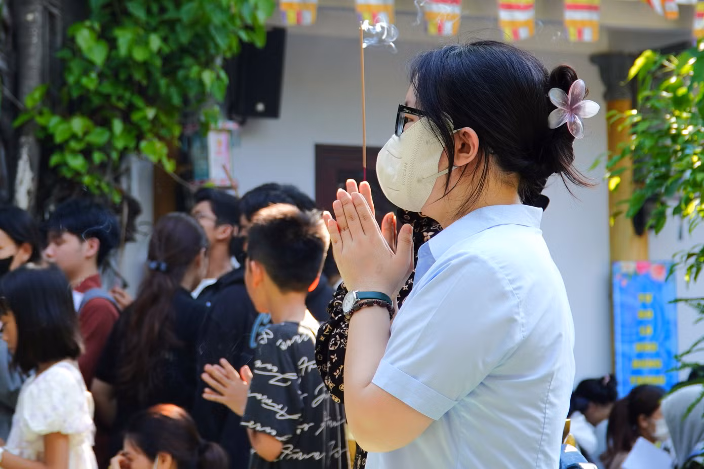 Thí sinh mang theo Thẻ dự thi, cầu Phật chứng giám cho những mong cầu trước ngày vượt vũ môn trọng đại sau 12 năm đèn sách.