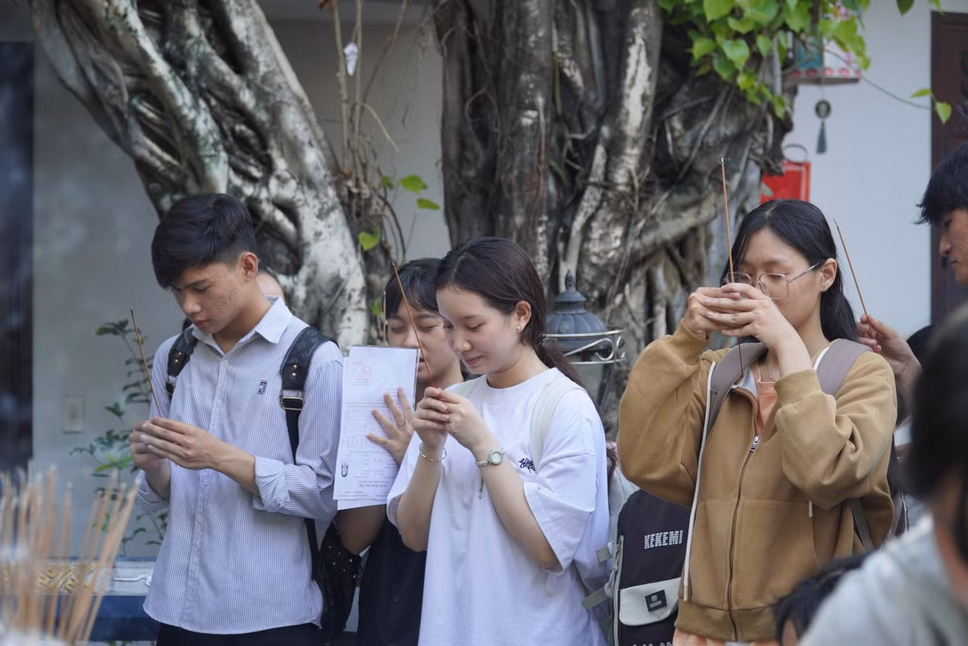 Khu vực nào trong chùa cũng đông nghẹt sĩ tử. "Em mong kỳ thi này mình không bị đau ốm gì, giữ được tinh thần thoải mái, tự tin làm bài tốt để đạt được nguyện vọng vào trường Đại học Kinh tế, Đại học Đà Nẵng", em Ngọc Mai trú quận Hải Châu chia sẻ.