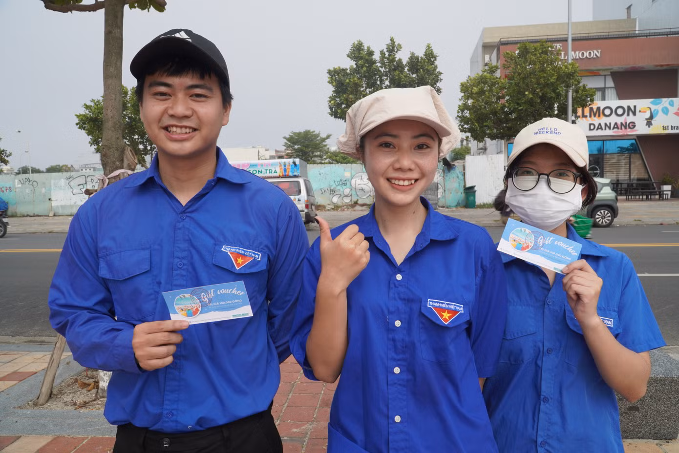 Như Ngọc (Trường Cao đẳng Kinh tế kế hoạch) cho hay cùng hai người bạn đã nhặt được 10kg rác dọc bãi biển. Ngọc nhìn nhận đây là hoạt động rất ý nghĩa đối với lá phổi xanh Sơn Trà cũng như bãi biển, vừa làm đẹp hình ảnh thành phố trong mắt du khách. Như Ngọc (Trường Cao đẳng Kinh tế kế hoạch) cho hay cùng hai người bạn đã nhặt được 10kg rác dọc bãi biển. Ngọc nhìn nhận đây là hoạt động rất ý nghĩa đối với lá phổi xanh Sơn Trà cũng như bãi biển, vừa làm đẹp hình ảnh thành phố trong mắt du khách.